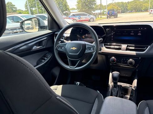 Used 2025 Chevrolet TrailBlazer LT AWD/4WD image 8