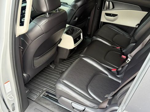 Used 2023 Kia Carnival LX FWD image 25