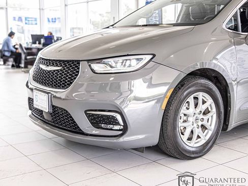 Used 2022 Chrysler Pacifica Touring-L image 5