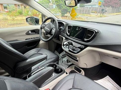 Used 2024 Chrysler Pacifica Limited FWD image 4