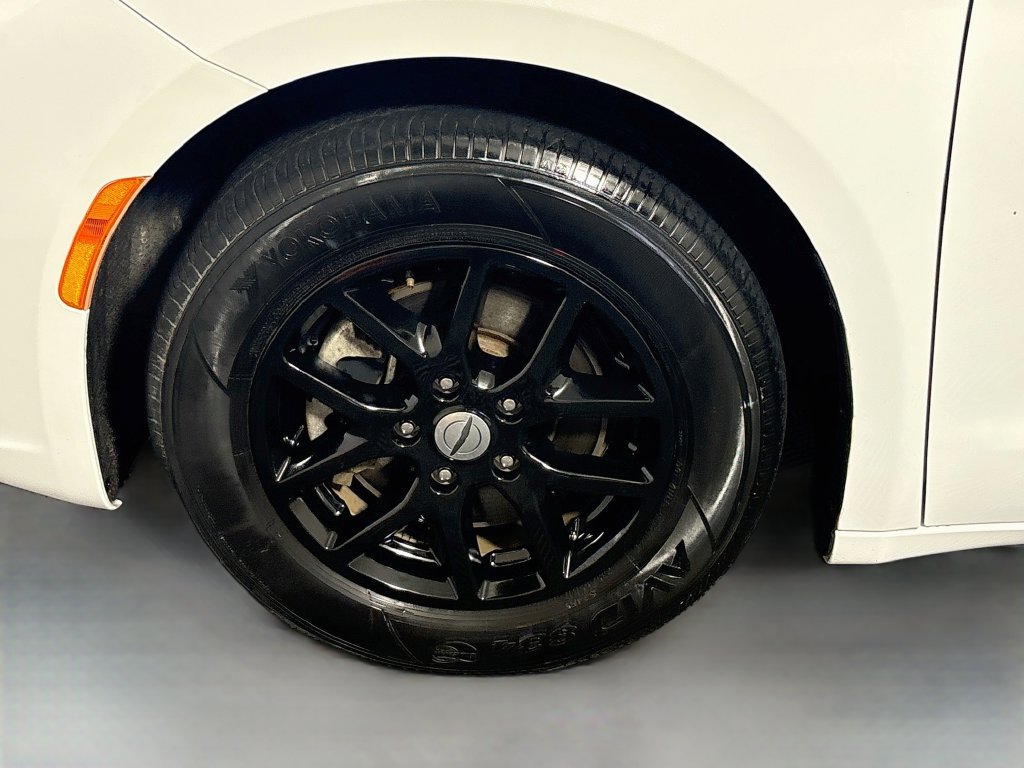 Used 2024 Chrysler Pacifica Touring-L FWD image 11