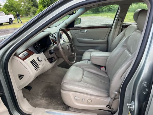 Used 2006 Cadillac DTS w/ Trunk Convenience Package FWD image 10