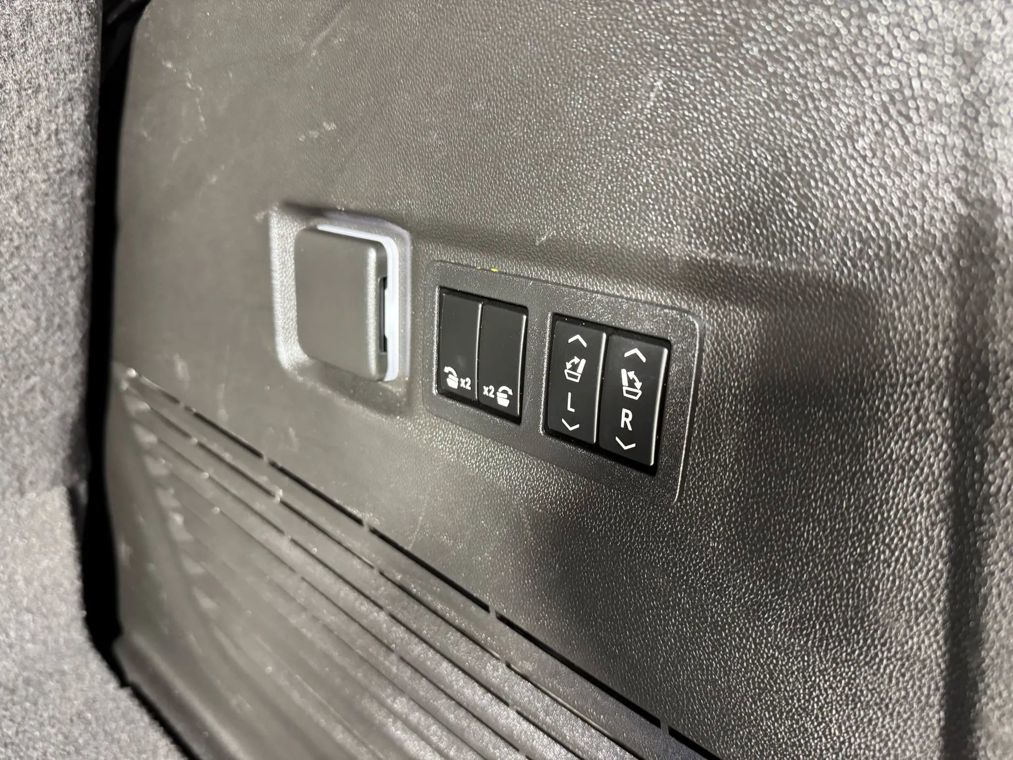 Used 2022 GMC Yukon Denali w/ Advanced Technology Package AWD/4WD image 8
