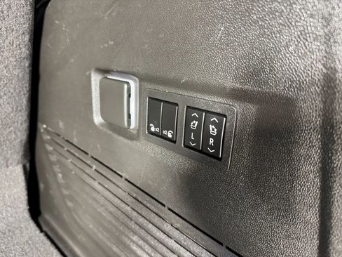 Used 2022 GMC Yukon Denali w/ Advanced Technology Package image 8