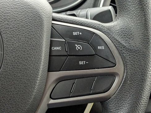 Used 2019 Jeep Cherokee Latitude w/ Popular Appearance Group FWD image 29