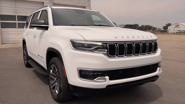 Used 2025 Jeep Wagoneer 4WD image 4