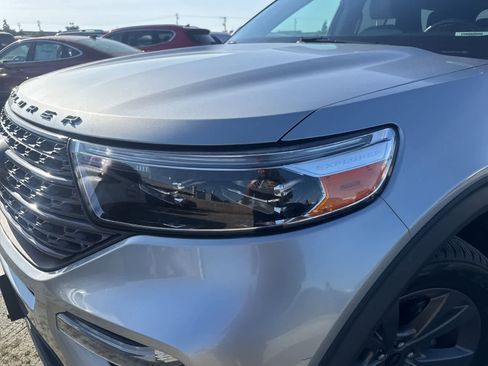 Used 2021 Ford Explorer XLT w/ Equipment Group 202A image 9