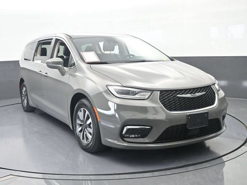 Used 2022 Chrysler Pacifica Touring-L FWD image 9