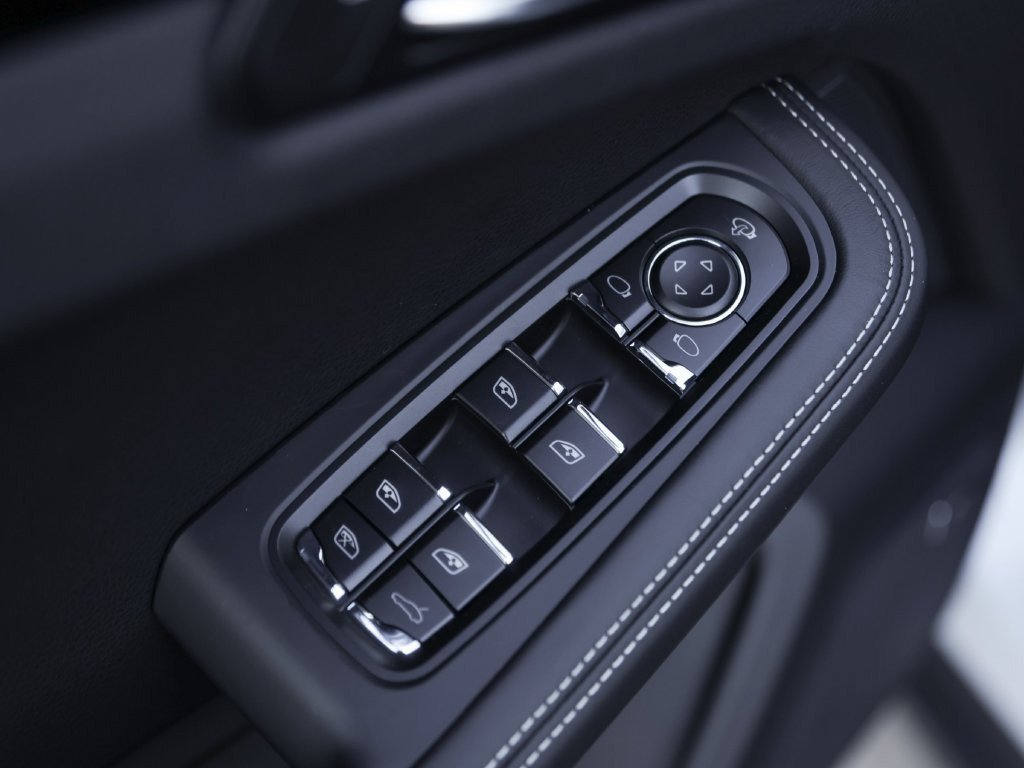 Certified 2026 Porsche Macan S AWD/4WD image 32