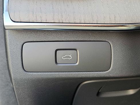 Used 2025 Volvo XC90 B6 Ultra w/ Protection Package Premier image 22