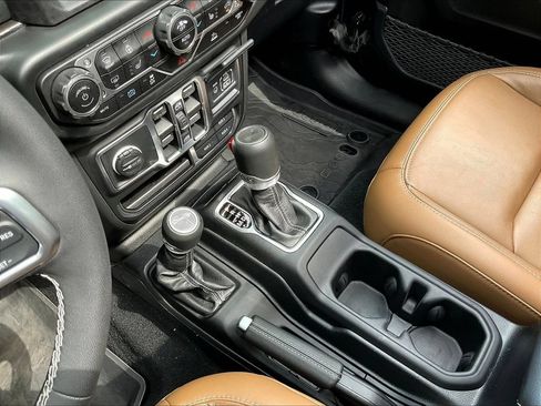 Used 2023 Jeep Wrangler Unlimited Sahara w/ Cold Weather Group AWD/4WD image 19