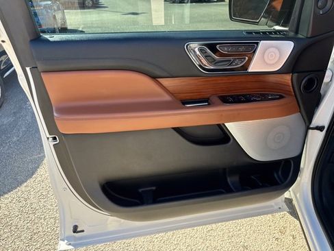 Used 2019 Lincoln Navigator Reserve image 15