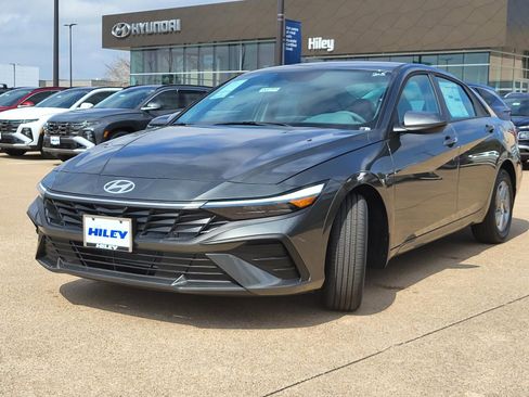 New 2026 Hyundai Elantra SE image 2