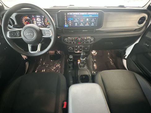 Used 2026 Jeep Wrangler Unlimited Sahara AWD/4WD image 24
