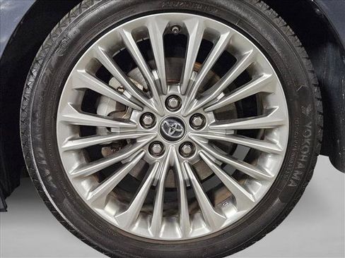 Used 2019 Toyota Avalon Limited image 24