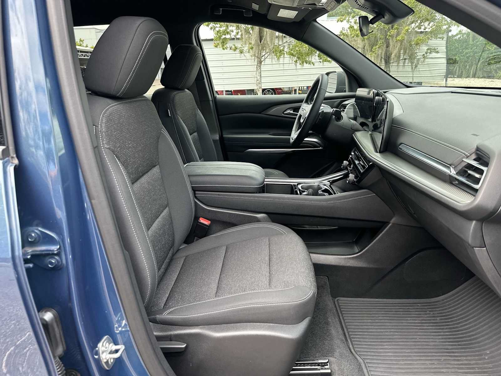 Certified 2025 Chevrolet Traverse LT FWD image 19