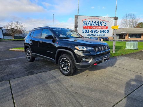 Used 2025 Jeep Compass Trailhawk image 3