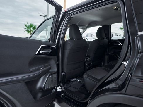 Used 2025 Mitsubishi Outlander ES image 19