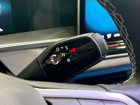 Used 2025 Volkswagen Tiguan SE AWD/4WD image 17