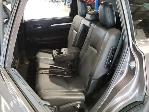Used 2019 Toyota Highlander XLE AWD/4WD image 22