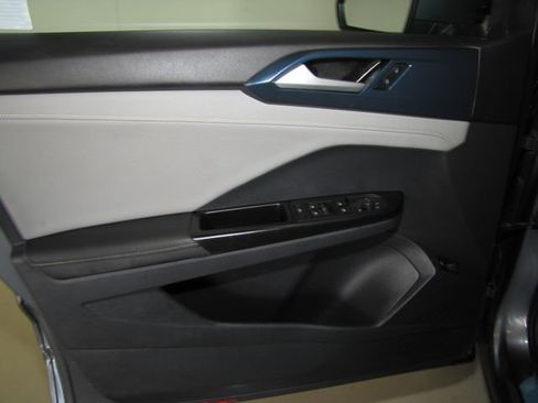 Used 2024 Volkswagen Taos SE FWD image 9