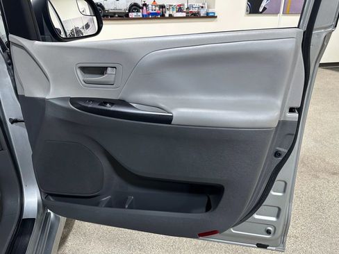Used 2019 Toyota Sienna L w/ Carpet Mat Package image 17