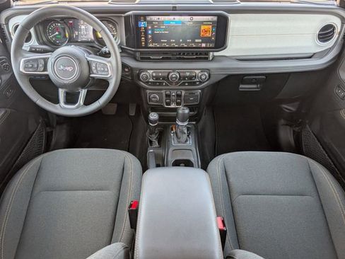 Used 2025 Jeep Wrangler Unlimited Sahara image 5