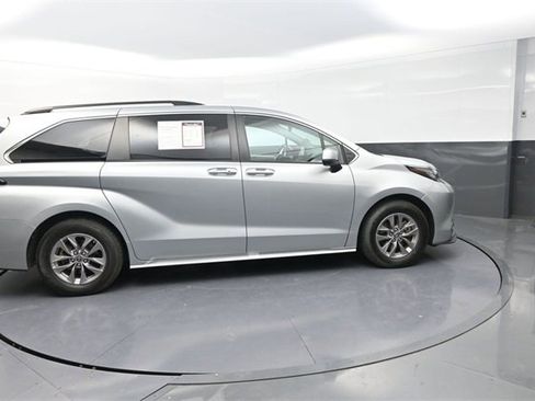 Used 2023 Toyota Sienna XLE image 8