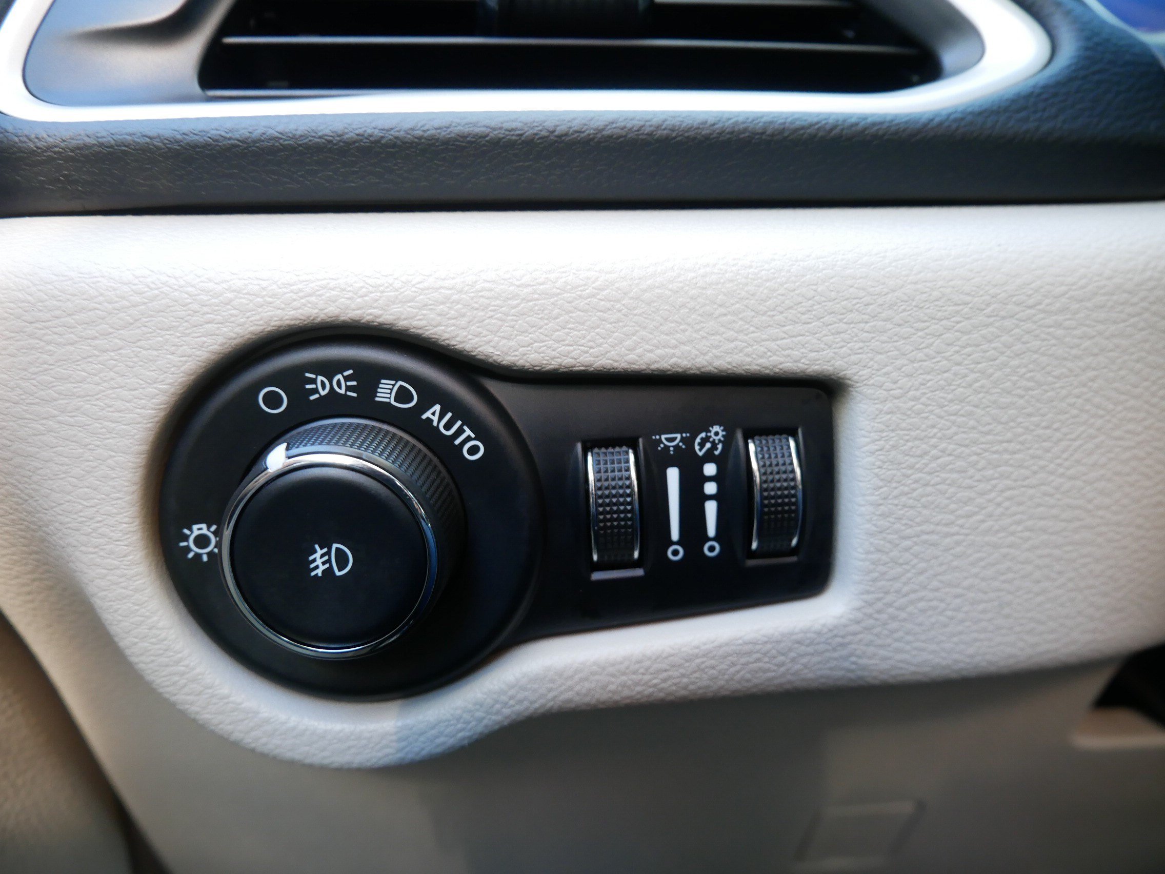 Used 2023 Chrysler Pacifica Touring-L FWD image 30