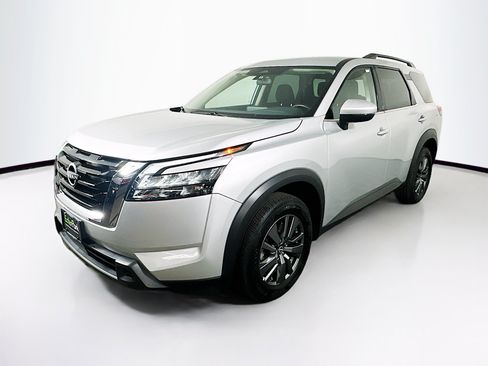 Used 2025 Nissan Pathfinder SV FWD image 3