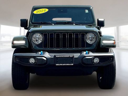 Used 2024 Jeep Wrangler Unlimited w/ Convenience Group AWD/4WD image 2