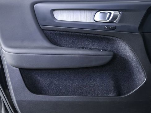 Certified 2025 Volvo XC40 B5 Plus image 8