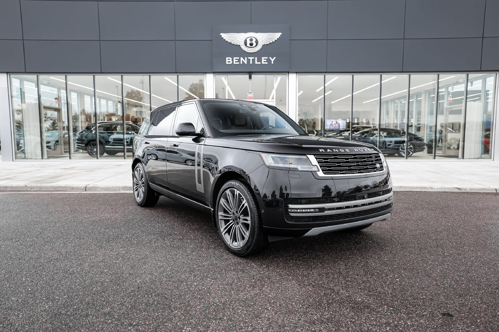 Used 2026 Land Rover Range Rover Long Wheelbase SE AWD/4WD image 17