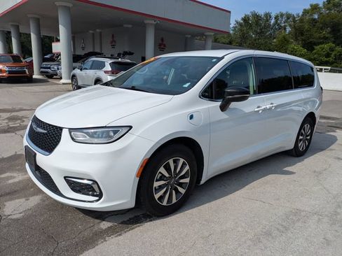 Used 2024 Chrysler Pacifica Limited FWD image 8