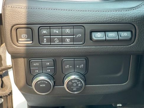 Used 2022 GMC Yukon Denali AWD/4WD image 19