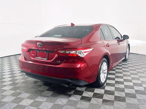 Used 2019 Toyota Camry LE image 3