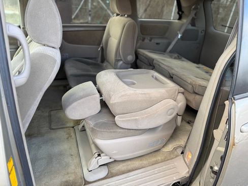 Used 2010 Toyota Sienna LE image 9