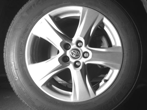 Used 2025 Toyota Highlander LE FWD image 13