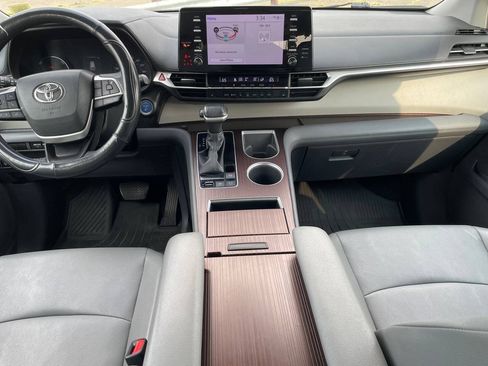 Used 2023 Toyota Sienna XLE AWD/4WD image 23