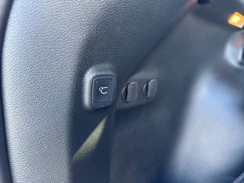 Used 2019 Jeep Cherokee Limited image 13