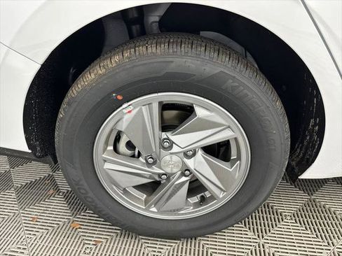 New 2026 Hyundai Elantra SE FWD image 17