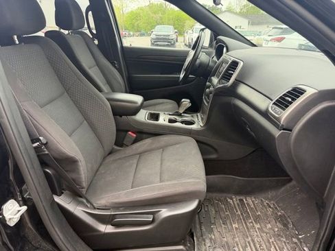 Used 2019 Jeep Grand Cherokee Laredo w/ Security & Convenience Group AWD/4WD image 16