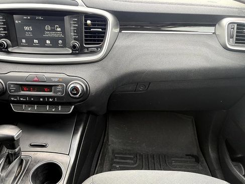 Used 2020 Kia Sorento LX w/ LX I4 Convenience Package image 14