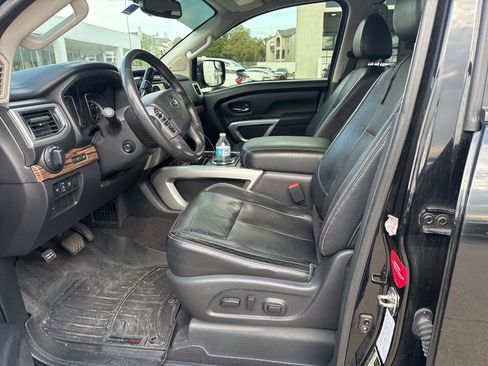 Used 2018 Nissan Titan SL image 11