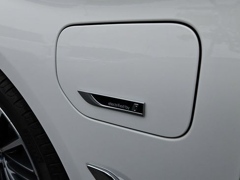 Used 2023 BMW 530e RWD image 8