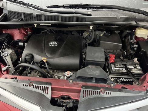 Used 2018 Toyota Sienna XLE image 9