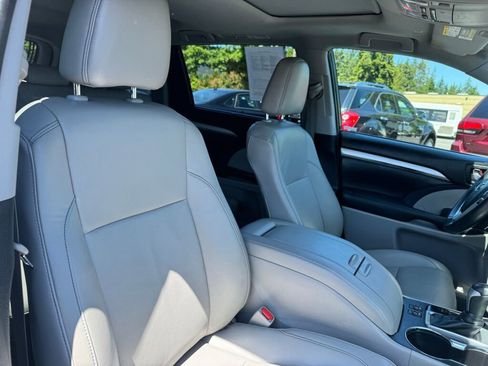 Used 2019 Toyota Highlander XLE AWD/4WD image 9