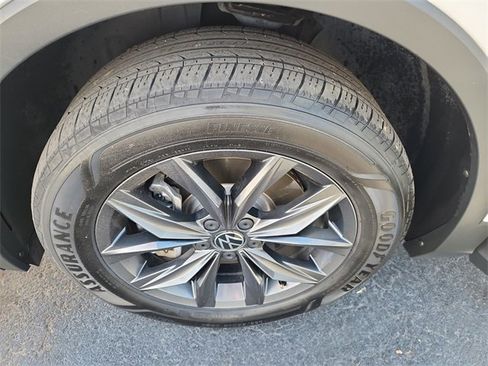 Used 2022 Volkswagen Tiguan SE w/ Panoramic Sunroof Package image 16