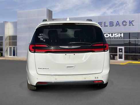 Used 2021 Chrysler Pacifica Touring-L image 6