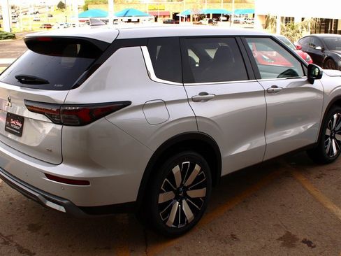 New 2025 Mitsubishi Outlander SE image 5